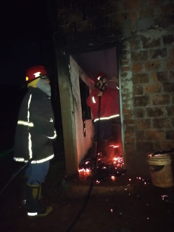 Bomberos extinguieron un incendio que destruyó una vivienda en Azara 1 2 - bomberos 1 - 1