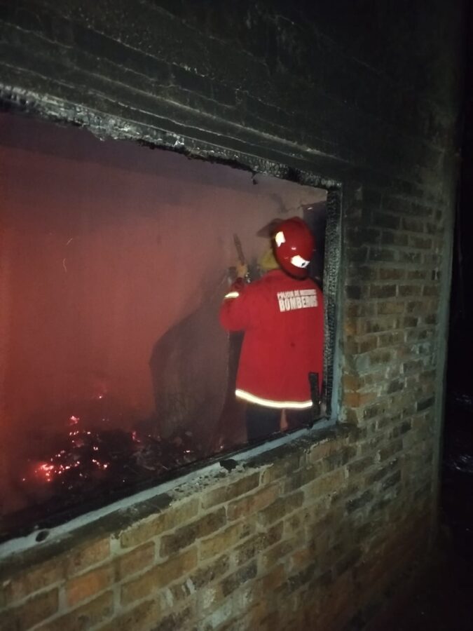 Bomberos extinguieron un incendio que destruyó una vivienda en Azara 2 4 - bomberos 2 - 3