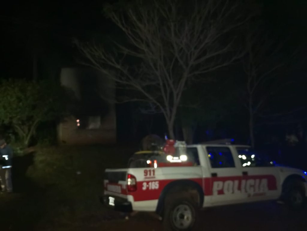 Bomberos extinguieron un incendio que destruyó una vivienda en Azara 3 6 - bomberos 4 - 5
