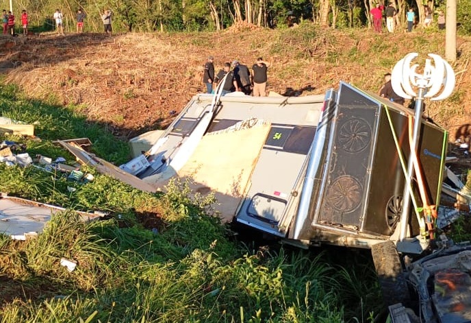 Despistó camioneta que circulaba con una casa rodante en la ruta 12: hay una mujer herida 1 2 - casarodante2 - 1