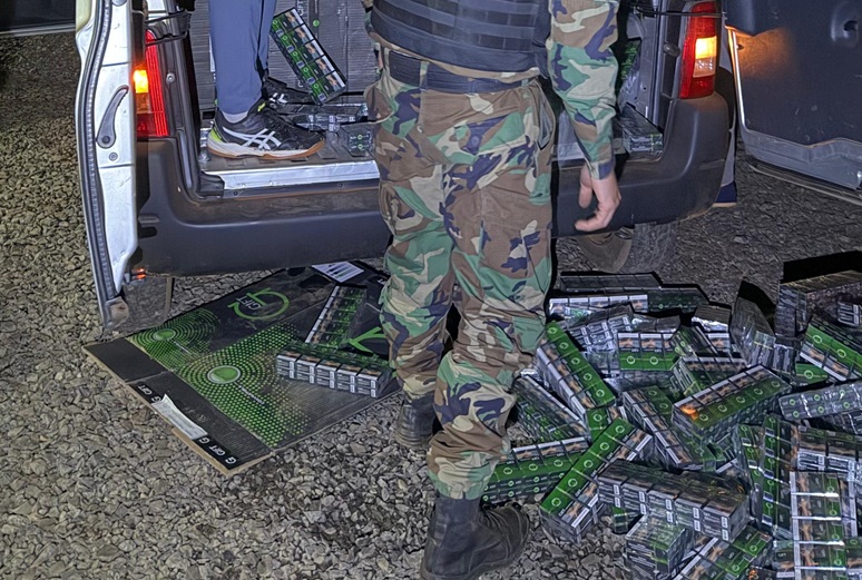 Roca: secuestraron un vehículo robado cargado con $60 millones en cigarrillos ilegales tras persecusión 2 4 - cigarrillos 3 - 3