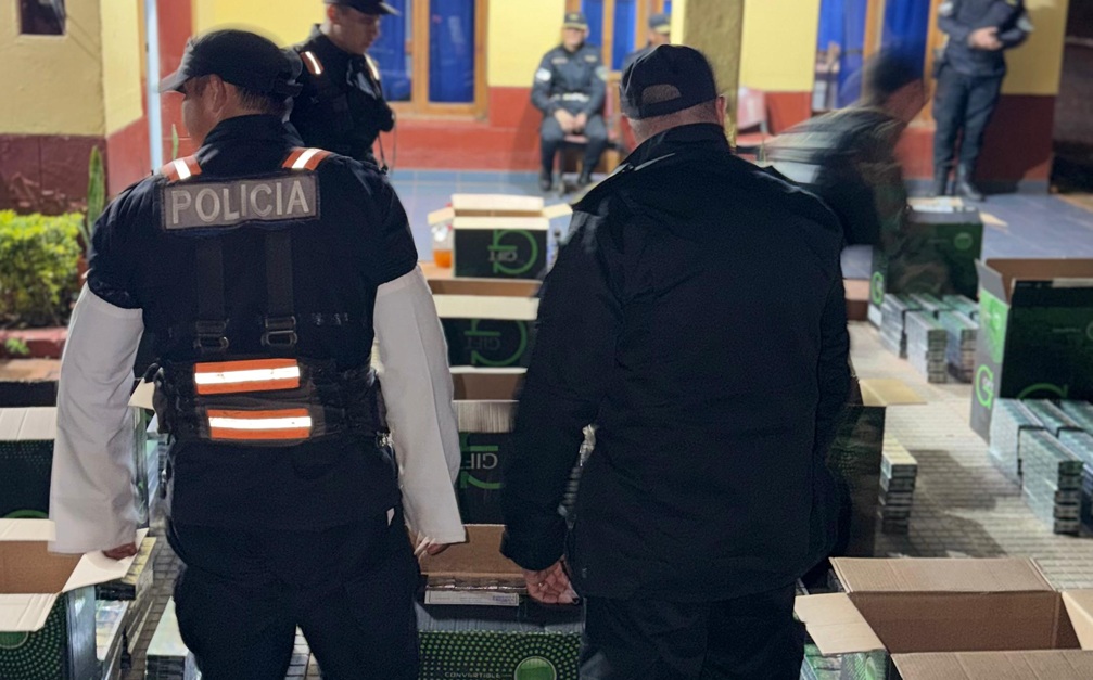 Roca: secuestraron un vehículo robado cargado con $60 millones en cigarrillos ilegales tras persecusión 1 2 - cigarrillos - 1