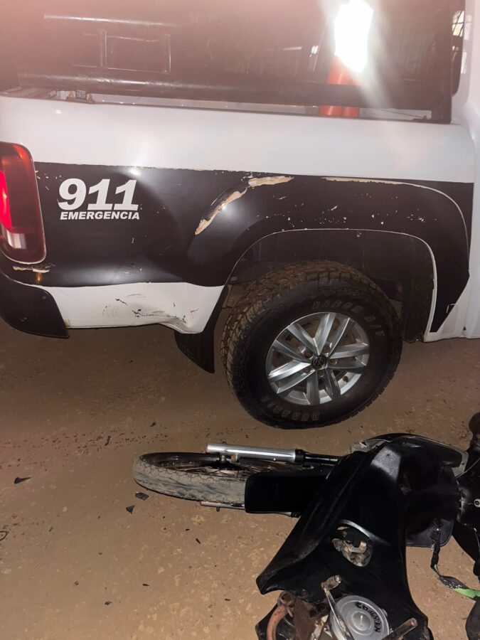 Conducía sin luces y a gran velocidad, chocó contra un patrullero y fue detenido en Jardín América 1 2 - detenido 4 - 1