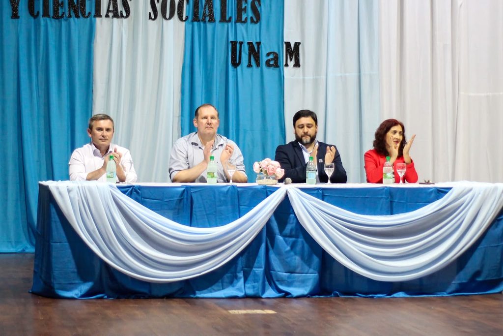 En Campo Grande, 48 flamantes trabajadores sociales recibieron sus títulos de egresados 4 8 - egresados campo grande 5 - 7