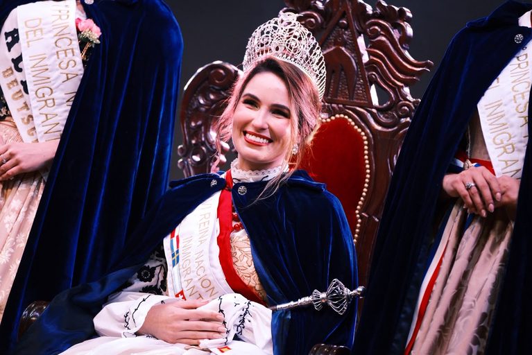 Melina Lovello, de la Colectividad Polaca, es la nueva Reina Nacional del Inmigrante