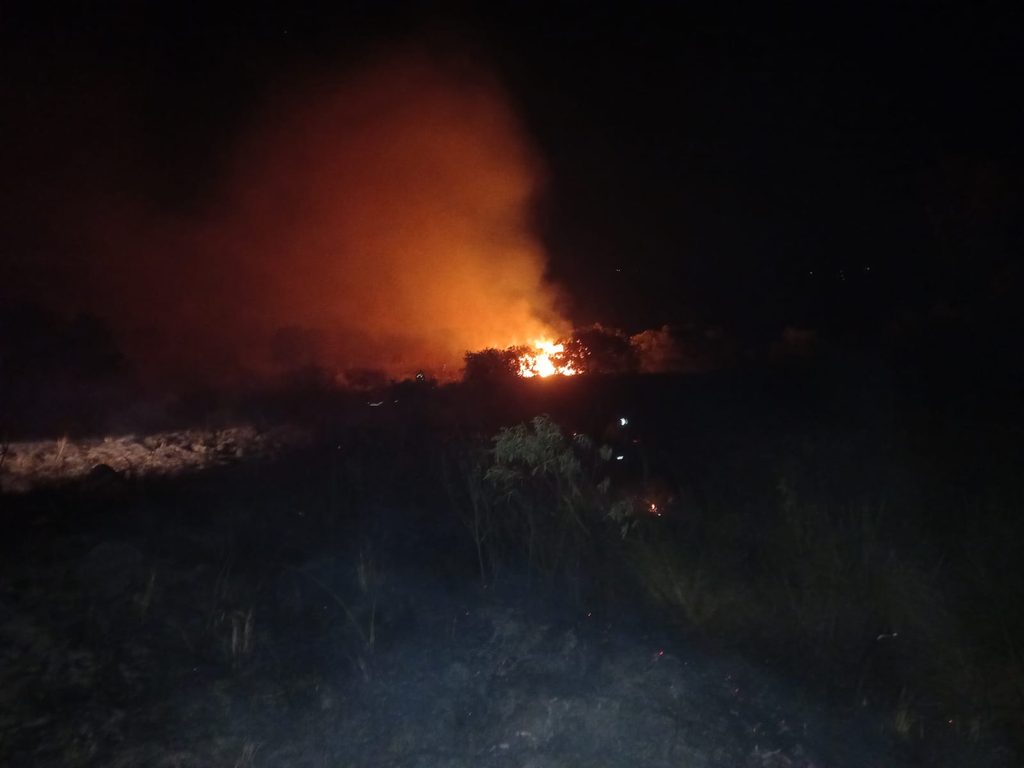 Bomberos trabajan para contener un incendio que ya afectó 25 hectáreas en la reserva federal Campo San Juan 1 2 - incendio 4 - 1