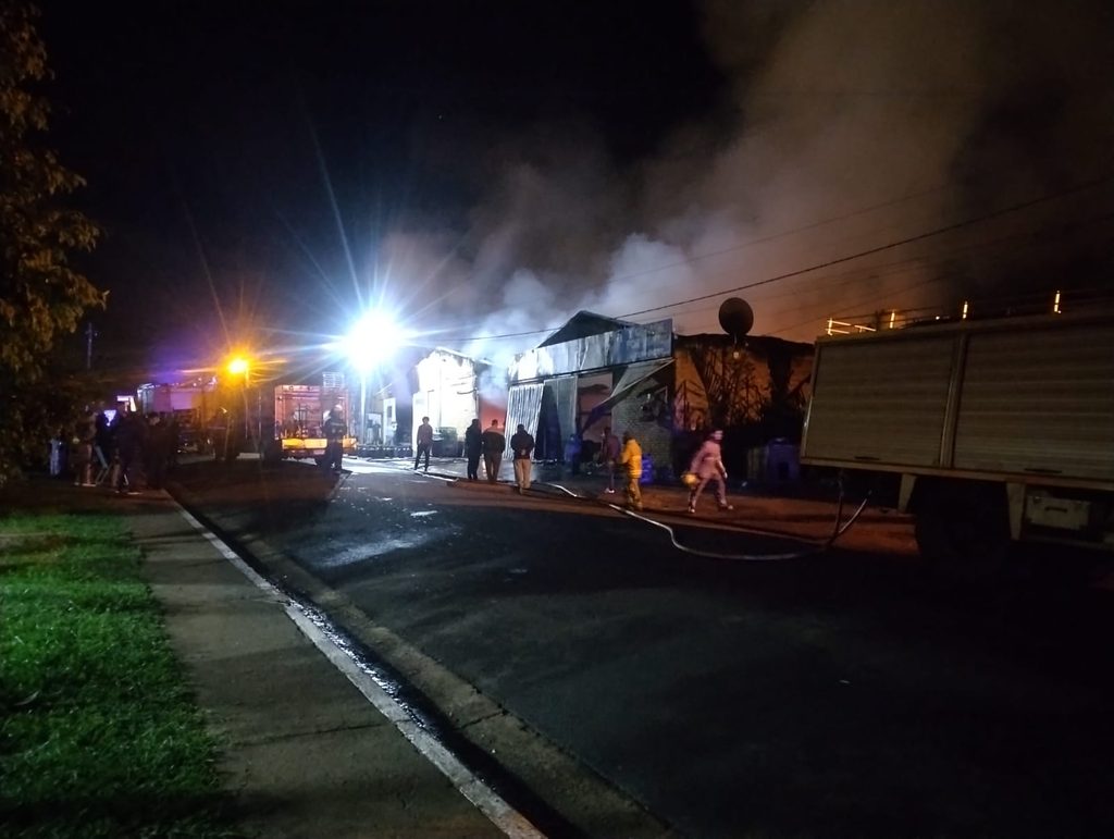 Bomberos de cuatro localidades trabajaron para sofocar un incendio en una distribuidora de San Ignacio 1 2 - incendio distribuidora 1 - 1
