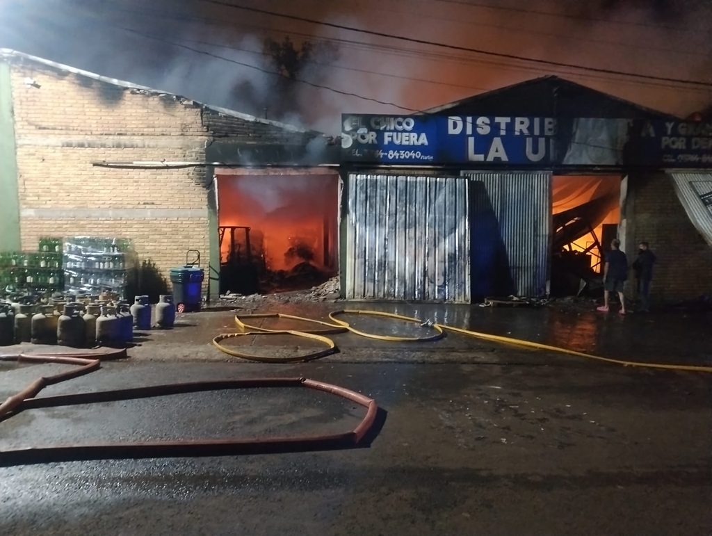 Bomberos de cuatro localidades trabajaron para sofocar un incendio en una distribuidora de San Ignacio 2 4 - incendio distribuidora 2 - 3