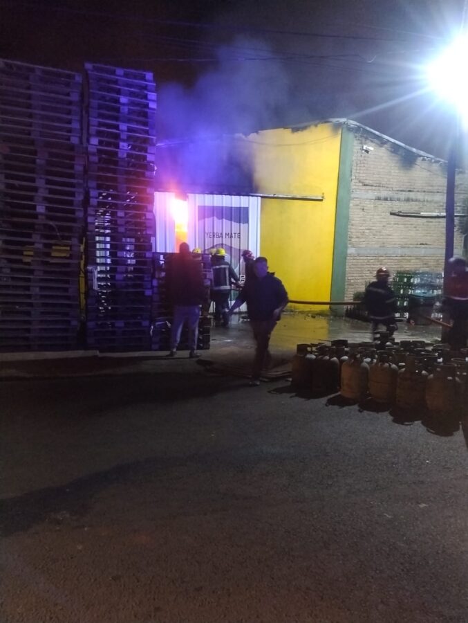Bomberos de cuatro localidades trabajaron para sofocar un incendio en una distribuidora de San Ignacio 3 6 - incendio distribuidora 3 - 5