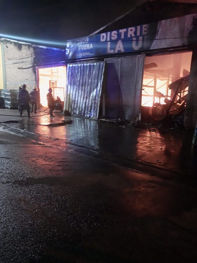 Bomberos de cuatro localidades trabajaron para sofocar un incendio en una distribuidora de San Ignacio 4 8 - incendio distribuidora 4 - 7