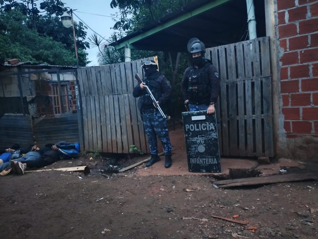 Masiva intervención policial en tres chacras de Posadas terminó con once detenidos y múltiples secuestros 1 2 - intervenciones 1 - 1