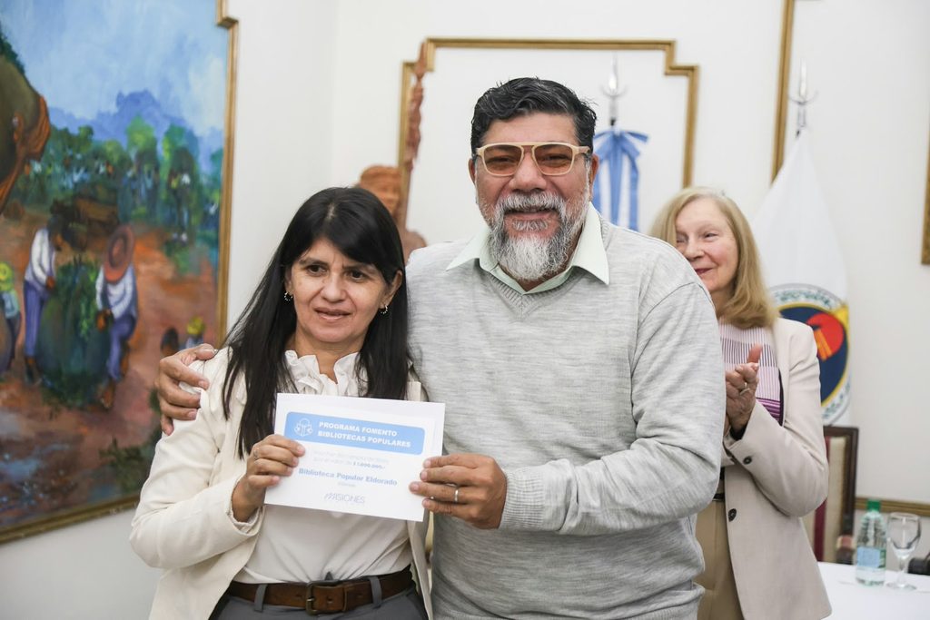 Passalacqua entregó vouchers a 45 bibliotecas populares de Misiones para la compra de nuevos libros 4 8 - passalacqua ayuda bibliotecas 5 - 7