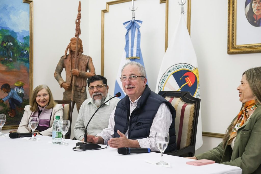 Passalacqua entregó vouchers a 45 bibliotecas populares de Misiones para la compra de nuevos libros 8 16 - passalacqua ayuda bibliotecas 9 - 15