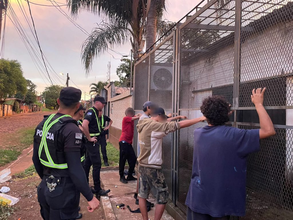 Cuatro hombres fueron detenidos tras alertas por supuestas tentativas de arrebato en Posadas 1 2 - posadas detenido 2 - 1