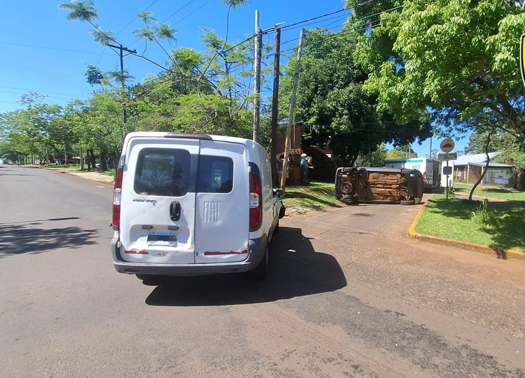 Posadas: chocó contra una Kangoo, volcó y una mujer terminó lesionada 1 2 - vuelco - 1