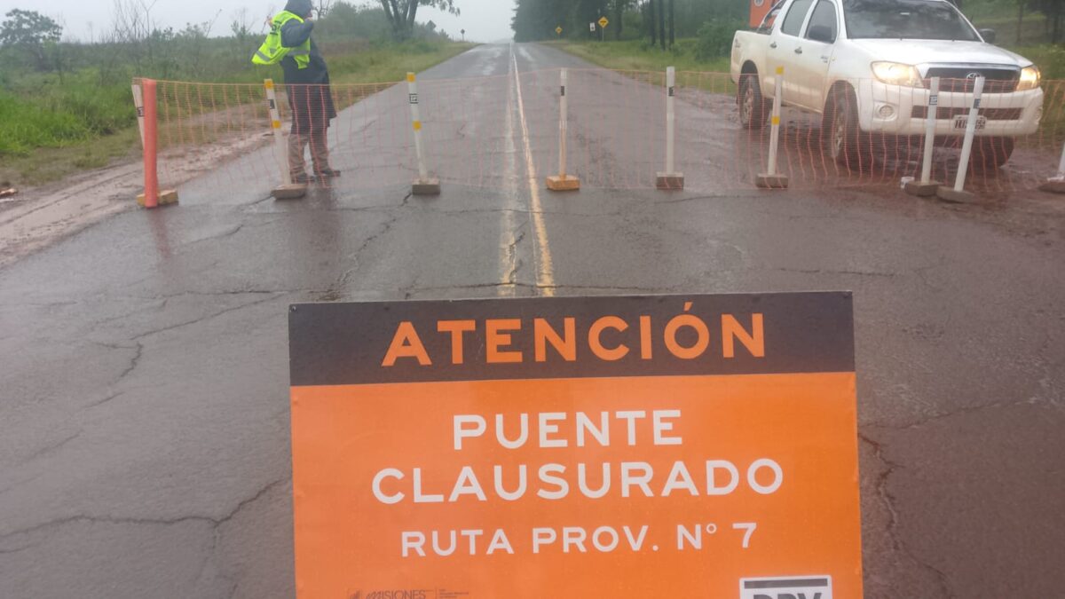 Cortaron el tránsito sobre el puente Tabay en Jardín América por la crecida del arroyo 1 2 - Advierten por corte de transito sobre el puente Tabay en Jardin America tras la crecida del arroyo 2 - 1