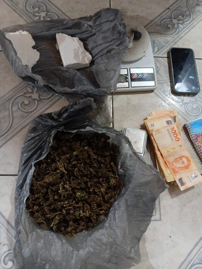 Allanaron un punto de venta de drogas en Posadas: secuestraron marihuana y cocaína por $63 millones 1 2 - Allanaron un punto de venta de drogas en Posadas secuestraron marihuana y cocaina por 63 millones 1 - 1