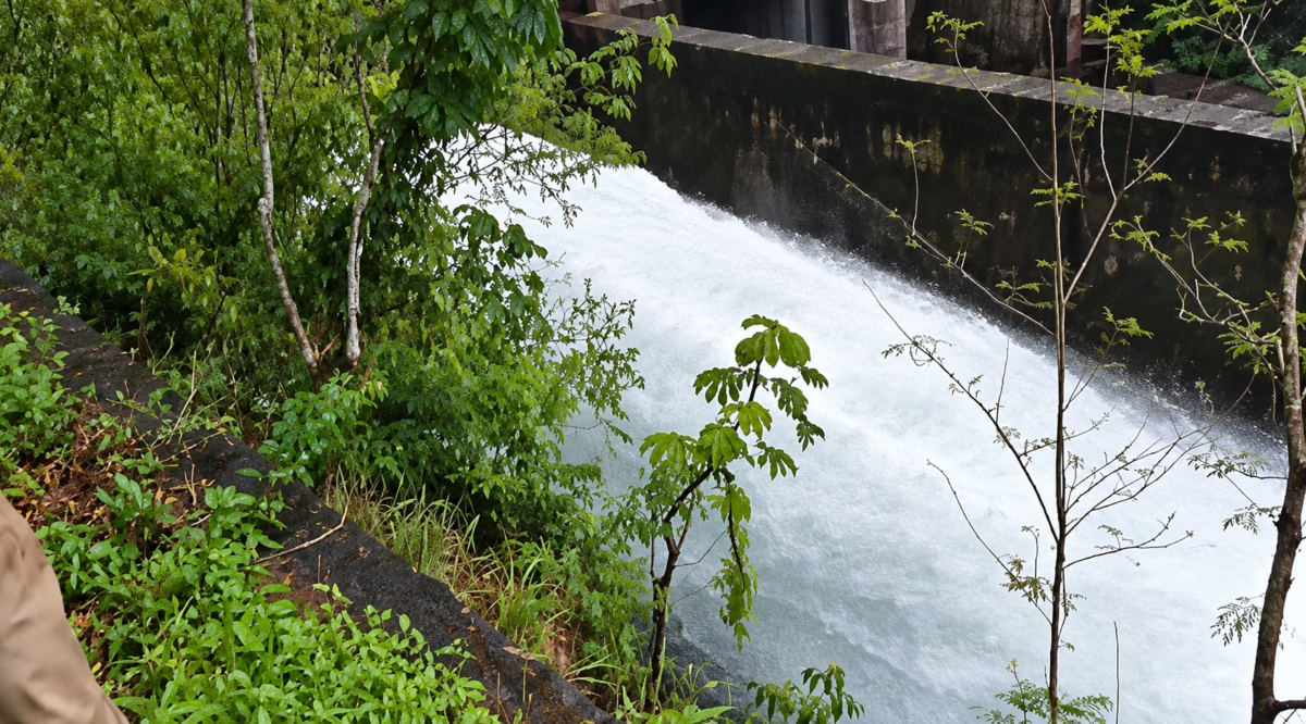 Chorro de agua en la presa