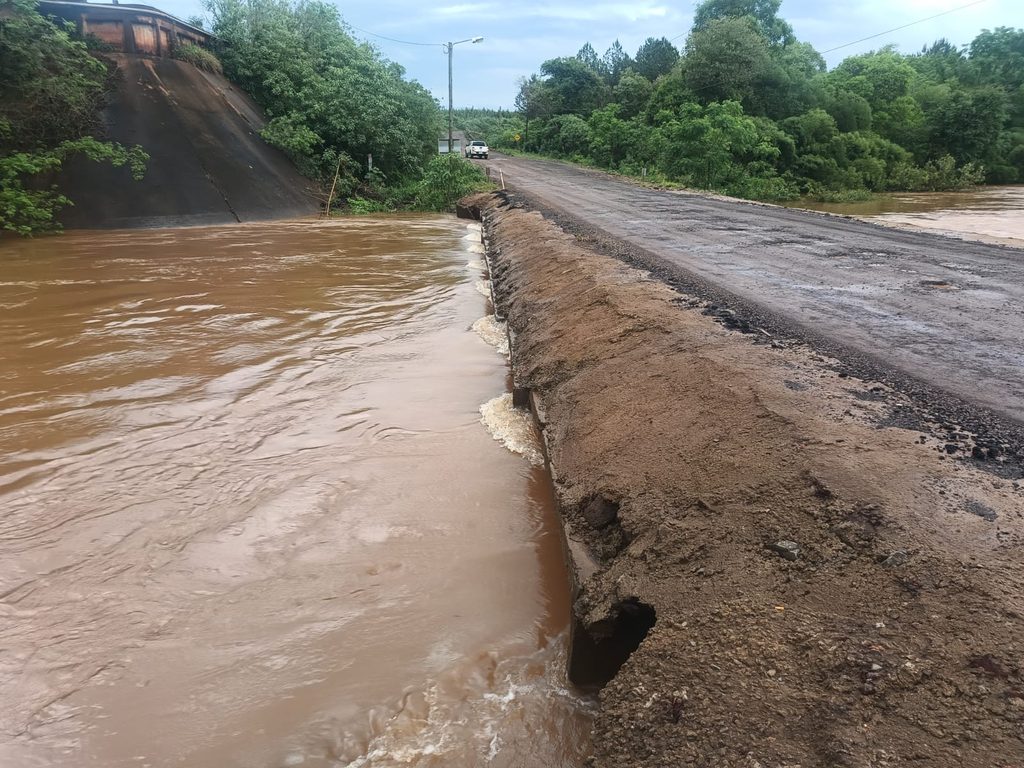 Habilitaron nuevamente el tránsito sobre la ruta provincial 7 tras la crecida del arroyo Tabay 2 4 - DPV RP 7 PROVISORIO TABAY 1 - 3
