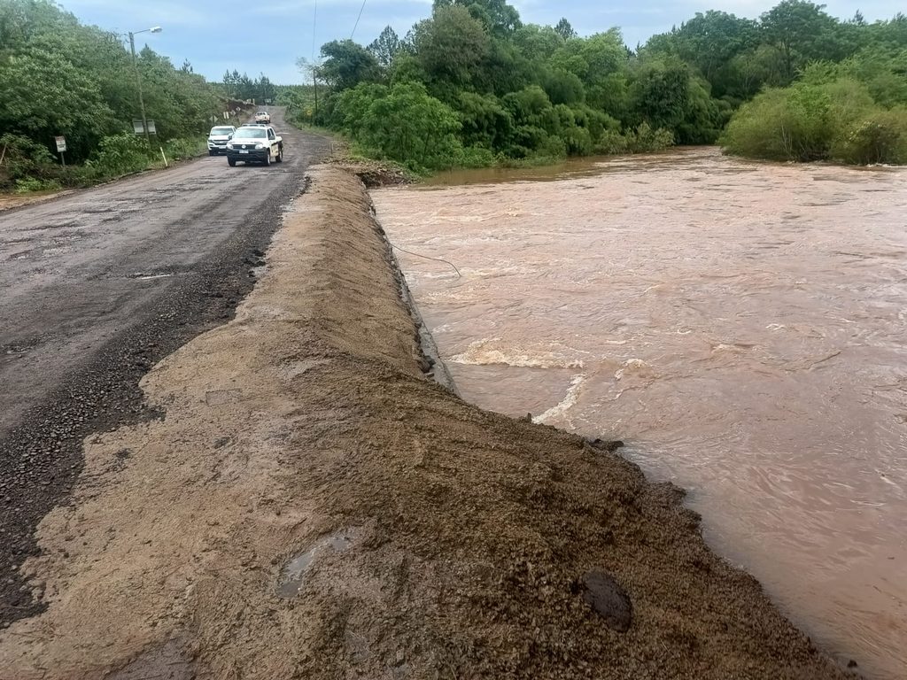Habilitaron nuevamente el tránsito sobre la ruta provincial 7 tras la crecida del arroyo Tabay 3 6 - DPV RP 7 PROVISORIO TABAY 2 - 5