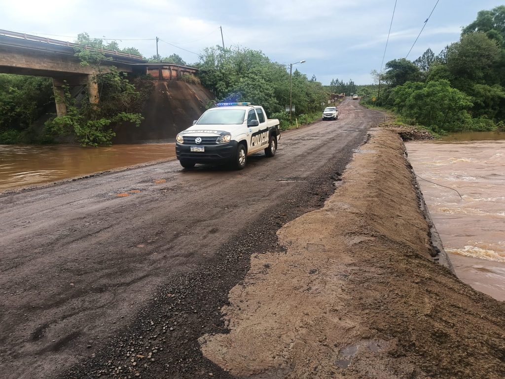 Habilitaron nuevamente el tránsito sobre la ruta provincial 7 tras la crecida del arroyo Tabay 1 2 - DPV RP 7 PROVISORIO TABAY 4 - 1