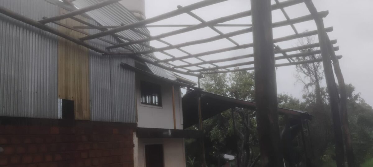 Fuertes tormentas en Misiones provocaron voladuras de techos y caída de árboles y postes 9 18 - Fuertes tormentas en Misiones provocaron voladuras de techos y caida de arboles y postes 3 - 17