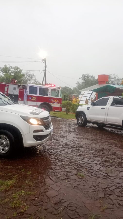 Fuertes tormentas en Misiones provocaron voladuras de techos y caída de árboles y postes 8 16 - Fuertes tormentas en Misiones provocaron voladuras de techos y caida de arboles y postes 4 - 15