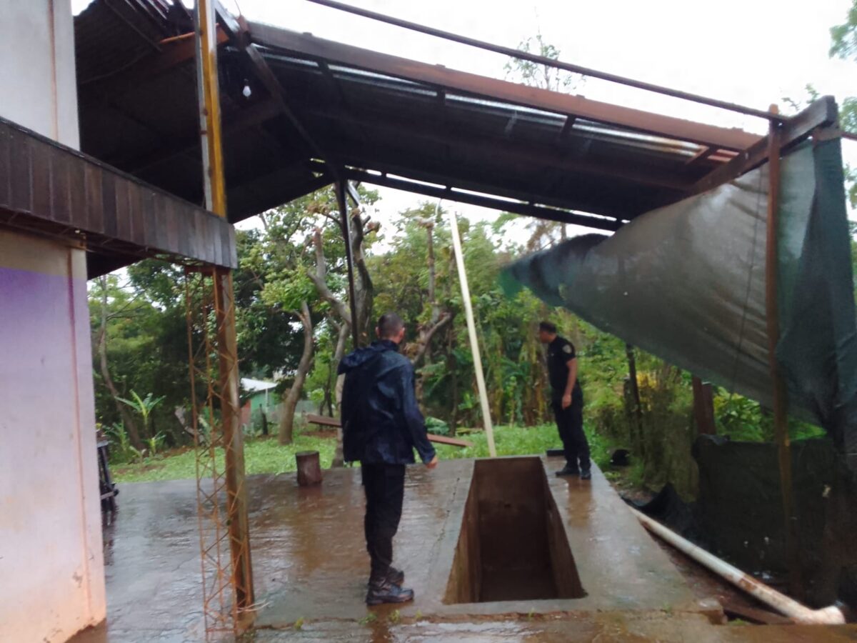 Fuertes tormentas en Misiones provocaron voladuras de techos y caída de árboles y postes 7 14 - Fuertes tormentas en Misiones provocaron voladuras de techos y caida de arboles y postes 6 - 13