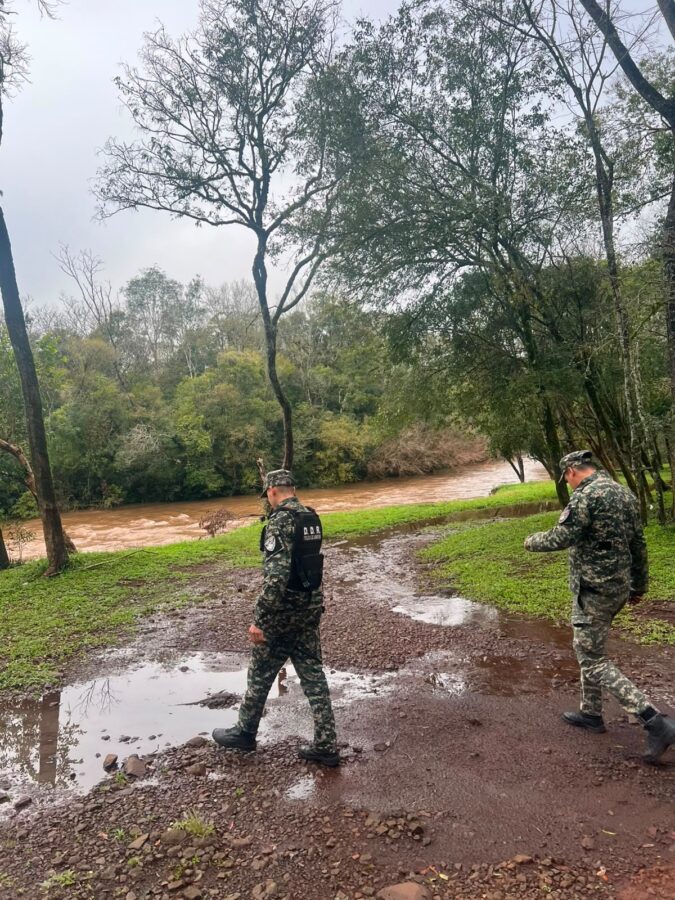 Fuertes tormentas en Misiones provocaron voladuras de techos y caída de árboles y postes 6 12 - Fuertes tormentas en Misiones provocaron voladuras de techos y caida de arboles y postes 7 - 11