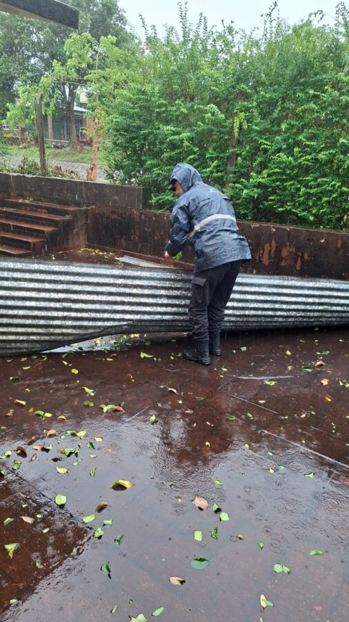 Fuertes tormentas en Misiones provocaron voladuras de techos y caída de árboles y postes 4 8 - Fuertes tormentas en Misiones provocaron voladuras de techos y caida de arboles y postes 9 - 7