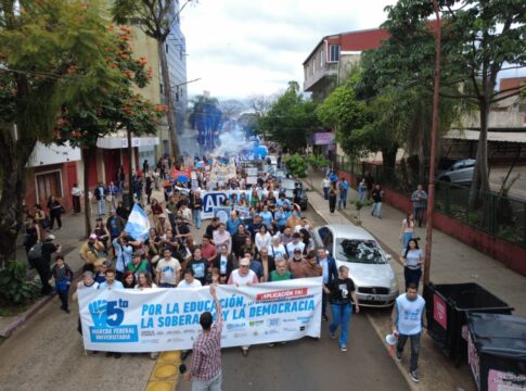 Intensifican el apoyo para la terminalidad de estudios secundarios en Posadas 4 5 - La comunidad universitaria marchó en Posadas para exigir el cumplimiento de la ley de financiamiento