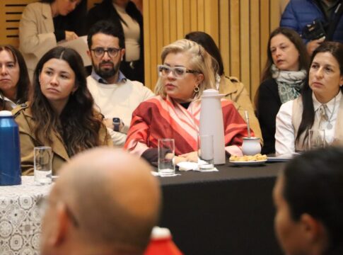 Covid-19 en Argentina: la aplicación de vacunas se triplicó frente al aumento de casos 2 2 - Misiones reunió a organismos de salud, seguridad y Justicia para fortalecer el abordaje de las adicc...