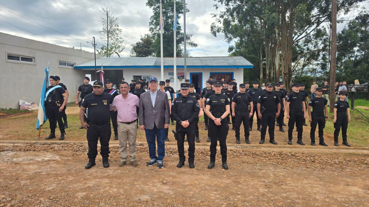 Passalacqua supervisó las obras en la Comisaría de Fracrán y entregó equipamiento policial 1 2 - Passalacqua superviso las obras en la Comisaria de Fracran y entrego equipamiento policial 3 - 1