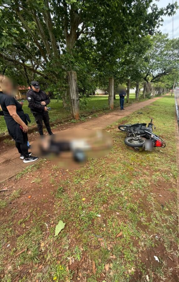 Un automovilista chocó a un motociclista de 19 años en Posadas y escapó del lugar 1 2 - Un automovilista choco a un motociclista de 19 anos en Posadas y escapo del lugar 2 - 1
