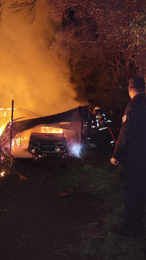 Un incendio destruyo una vivienda en Gobernador Lopez mientras una familia dormia 1 - 1