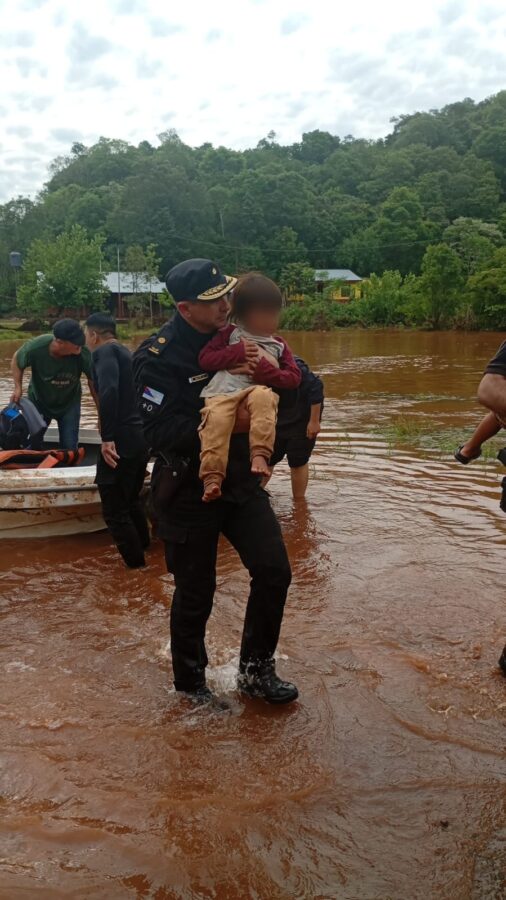 Un pedido de ayuda en redes permitió rescatar a 105 personas aisladas por la crecida de un arroyo en San Vicente 1 2 - Un pedido de ayuda en redes permitio rescatar a 105 personas aisladas por la crecida de un arroyo en San Vicente 1 - 1