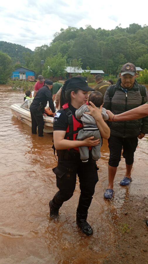 Un pedido de ayuda en redes permitió rescatar a 105 personas aisladas por la crecida de un arroyo en San Vicente 2 4 - Un pedido de ayuda en redes permitio rescatar a 105 personas aisladas por la crecida de un arroyo en San Vicente 3 - 3