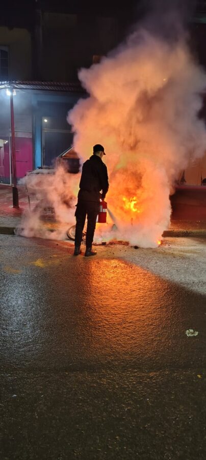 Una moto se incendió mientras circulaba por Posadas y su conductor sufrió quemaduras al intentar apagarla 1 2 - Una moto se incendio mientras circulaba por Posadas y su conductor sufrio quemaduras al intentar apagarla 1 - 1