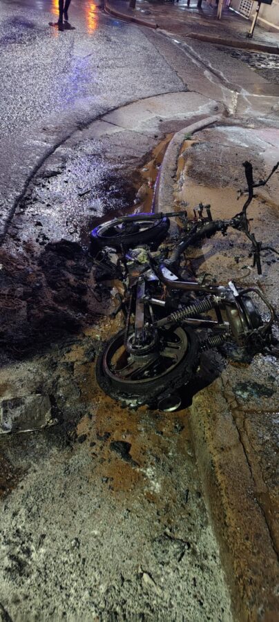 Una moto se incendió mientras circulaba por Posadas y su conductor sufrió quemaduras al intentar apagarla 3 6 - Una moto se incendio mientras circulaba por Posadas y su conductor sufrio quemaduras al intentar apagarla 2 - 5