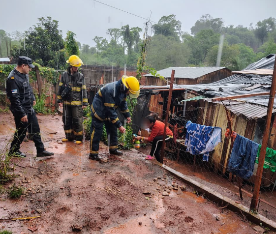 Temporal en Misiones: evacuaron a ocho familias en Andresito por el desborde de arroyos 1 2 - andresito 2 - 1
