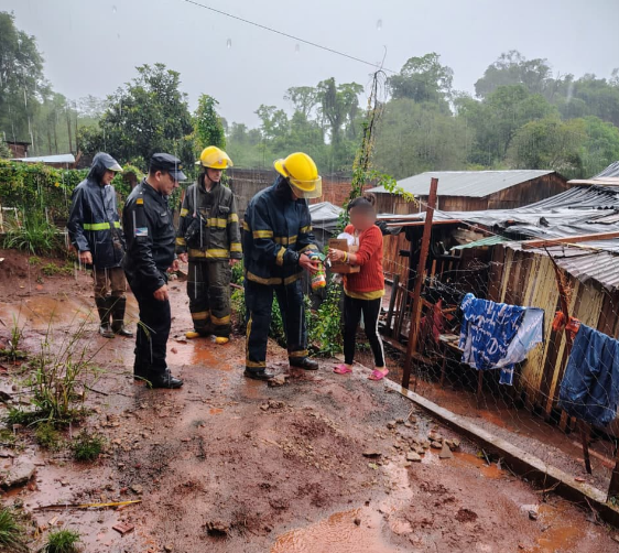 Temporal en Misiones: evacuaron a ocho familias en Andresito por el desborde de arroyos 3 6 - andresito 4 - 5