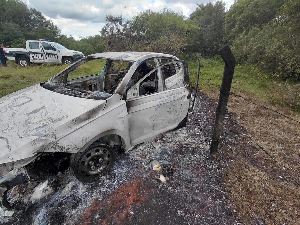 Restos humanos en un auto incendiado: un detenido y un prófugo por el caso en Posadas 3 6 - auto calcinado 3 - 5