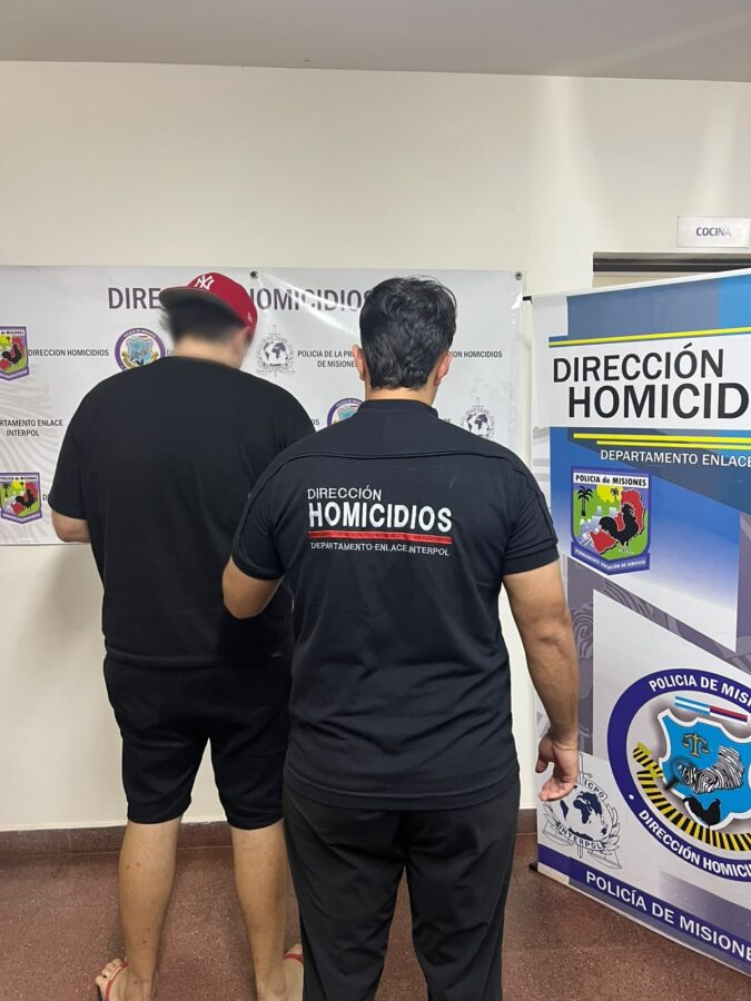 Restos humanos en un auto incendiado: un detenido y un prófugo por el caso en Posadas 4 8 - auto calcinado 4 - 7