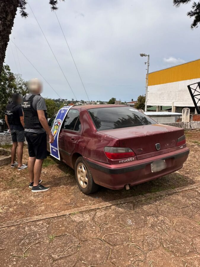 Operativo de frontera: recuperaron en Bernardo de Irigoyen un auto con pedido de secuestro internacional 2 4 - auto secuestrado 2 - 3