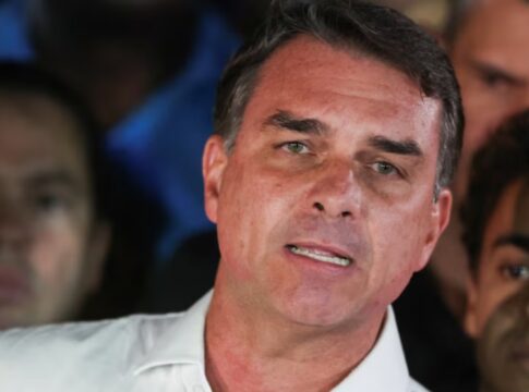 Flávio Bolsonaro habría cruzado a Iguazú para viajar a Estados Unidos en un vuelo privado