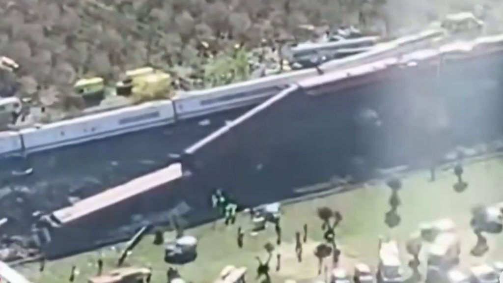 Tragedia en España: al menos 46 muertos tras el choque de dos trenes a toda velocidad 1 2 - choque trenes - 1