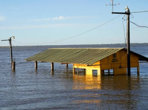 La crecida del Paraná deja más de 750 evacuados en Corrientes y preocupa la llegada de nuevas lluvia...