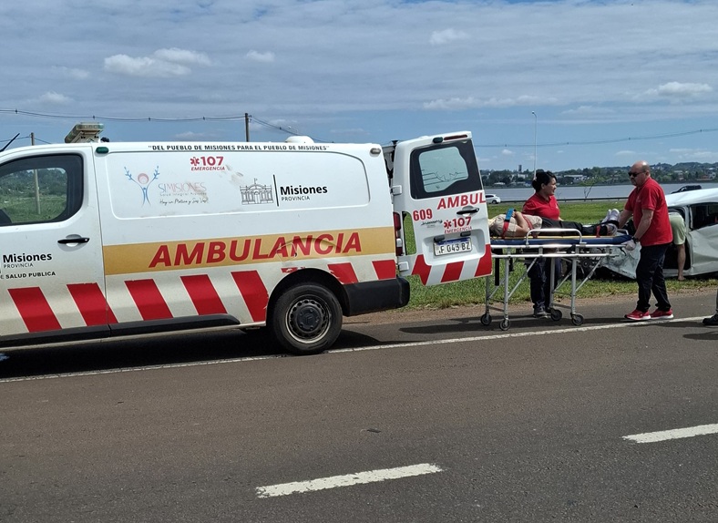 Choque entre dos vehículos en el Acceso Sur de Posadas terminó con una mujer herida 1 2 - costasur - 1