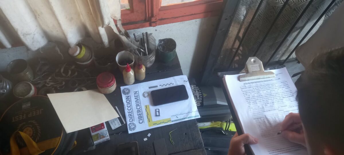 Posadas: intentó escapar y arrojar al inodoro un celular clave en una causa por abuso pero terminó detenido 1 2 - detenido 1 - 1