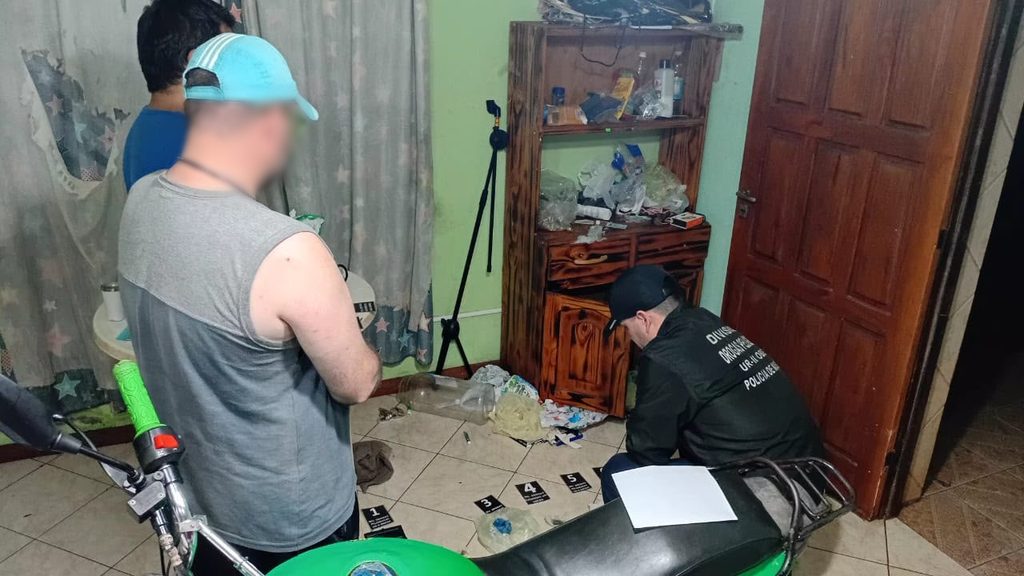 Campo Viera: publicó un video exhibiendo un arma y la Policía encontró drogas durante un allanamiento 2 4 - detenido arma 2 - 3